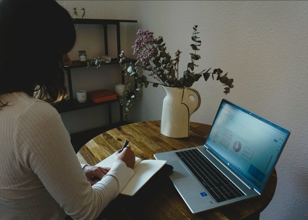 Aurore, une des associées de VP Conseil en train de travailler sur un bureau